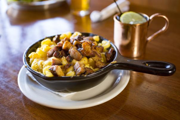 picture of a moscow mule and loaded mac and cheese